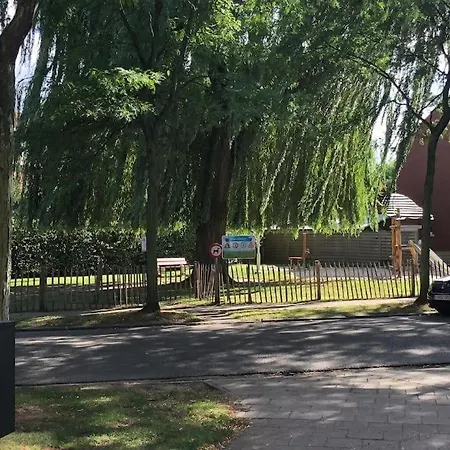 Prive Met Chill En Gedeelde Badkamer - Rand - Afrit E313 Wommelgem - Vlakbij Tramhalte Lijn 9 En 24 בית אירוח